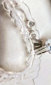 Kotivalkaisugeeliä laitetaan muottiin